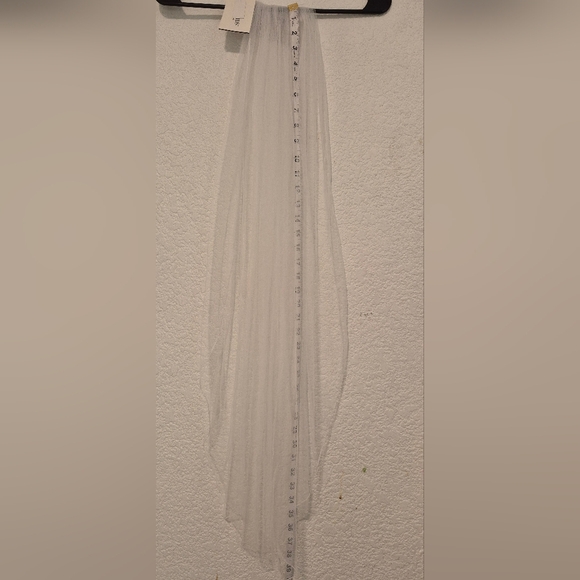 David's Bridal White Hair Veil - Picture 2 of 4